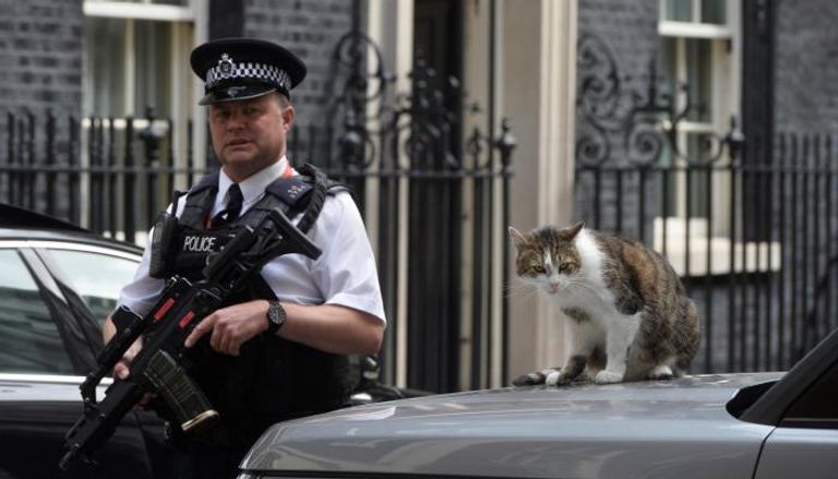شرطي يقف أمام مبنى رئاسة الوزراء في لندن