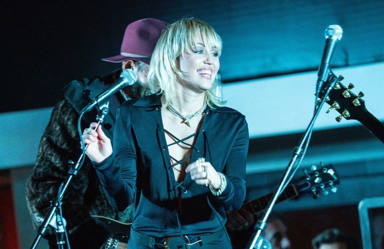 المغنية مايلي سايرس وزوجها السابق ليام هيمسوورث