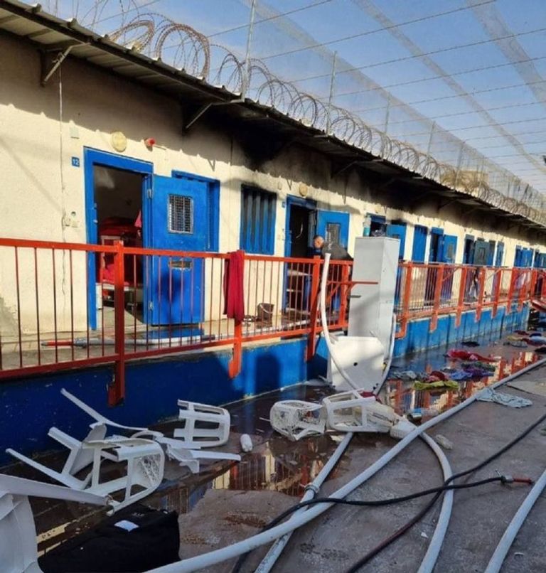 جانب من آثار الاشتباكات بسجن النقب