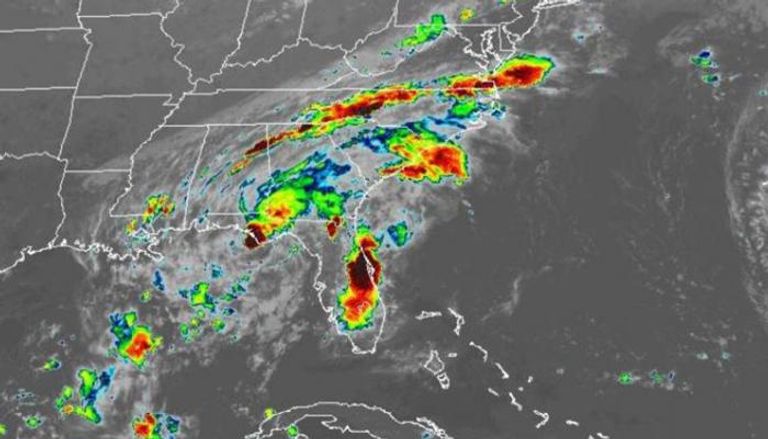 العاصفة الاستوائية "ميندي" تهدّد سواحل فلوريدا