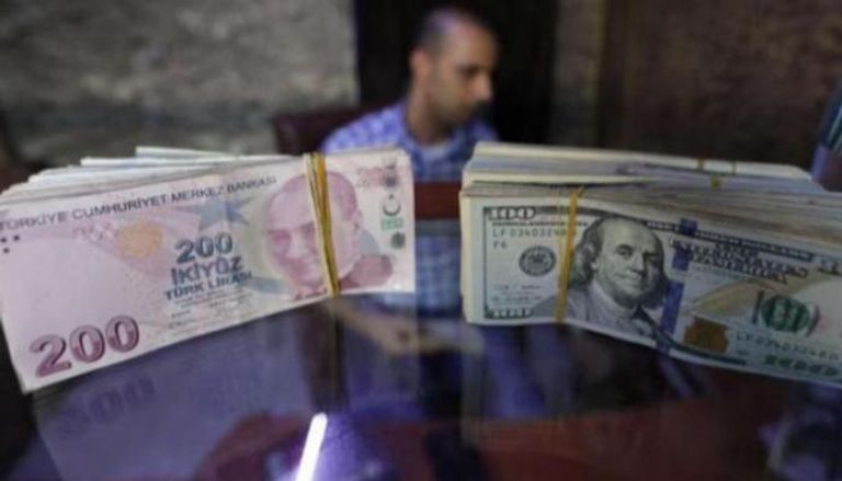 الليرة التركية تواصل التراجع أمام الدولار