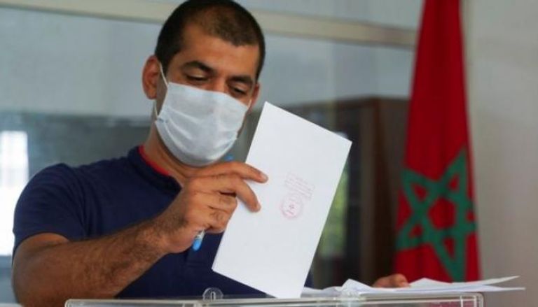 أحد المغاربة يصوت في الانتخابات