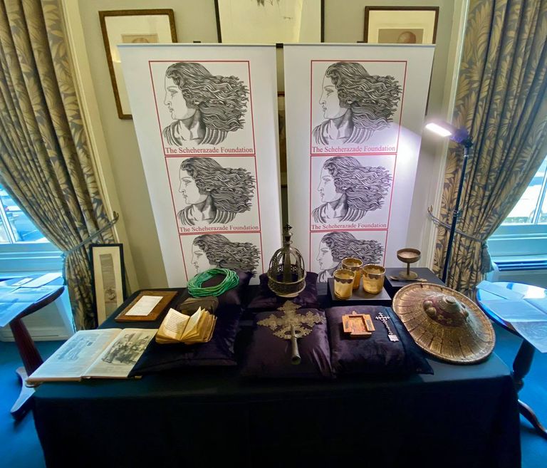 السفير الإثيوبي في أثناء تسلمه قطعة أثرية