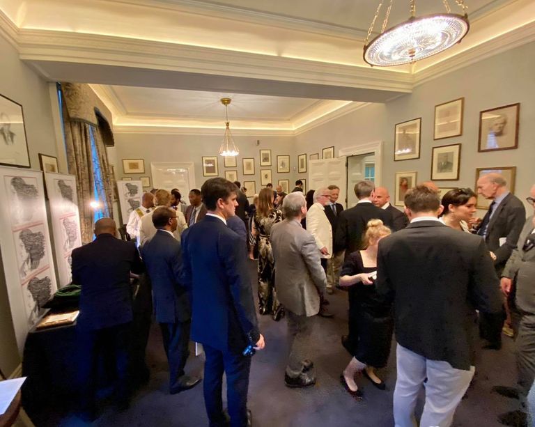 السفير الإثيوبي في أثناء تسلمه قطعة أثرية