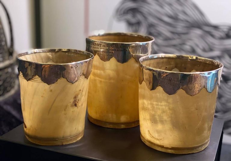 السفير الإثيوبي في أثناء تسلمه قطعة أثرية