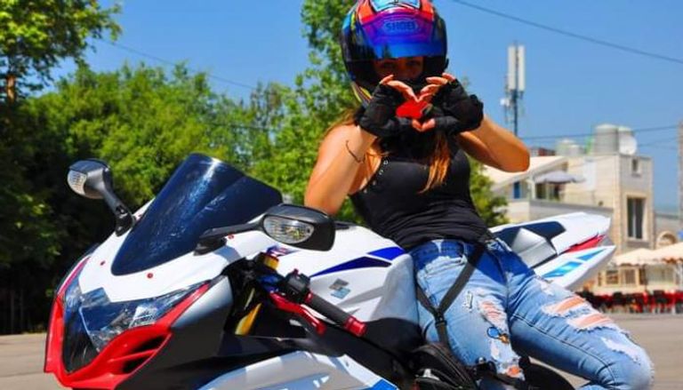فتاة لبنانية تقود دراجة نارية