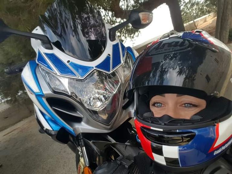 فتاة لبنانية تقود دراجة نارية