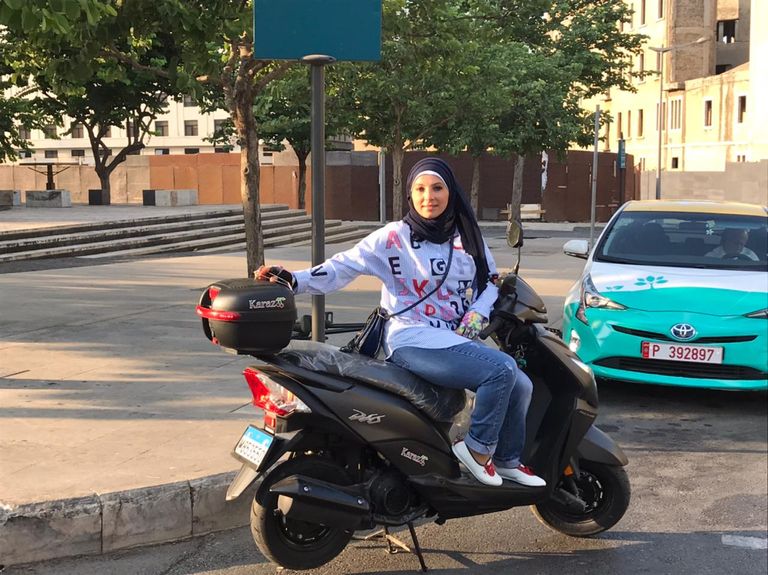 فتاة لبنانية تقود دراجة نارية