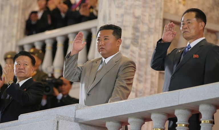 الزعيم الكوري الشمالي كيم جونج أون يتابع العرض العسكري- رويترز