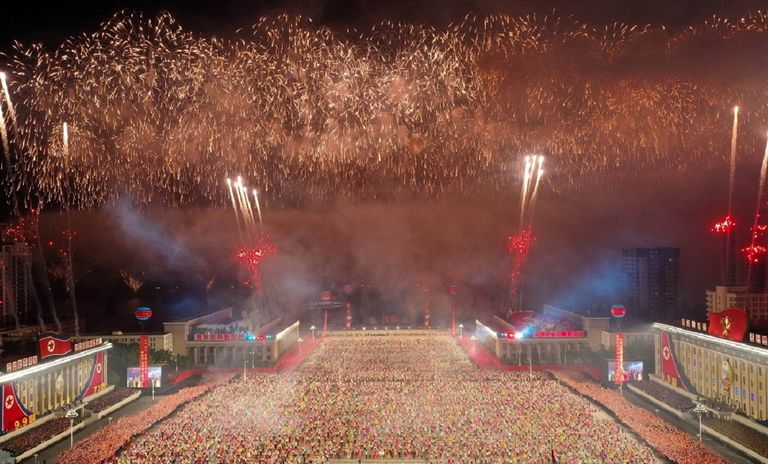 الزعيم الكوري الشمالي كيم جونج أون يتابع العرض العسكري- رويترز