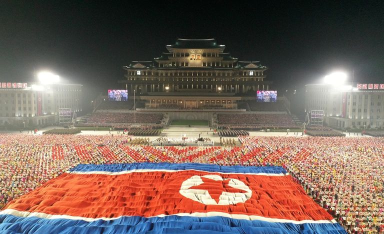 الزعيم الكوري الشمالي كيم جونج أون يتابع العرض العسكري- رويترز