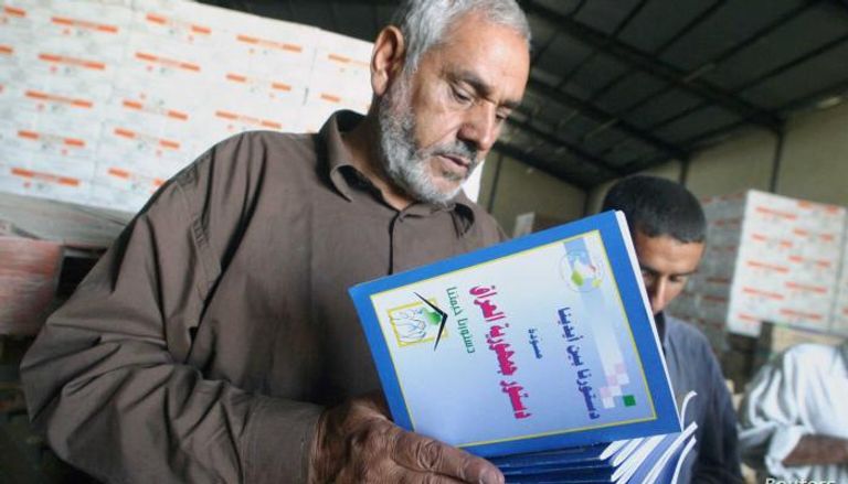 عراقي يطالع الدستور  