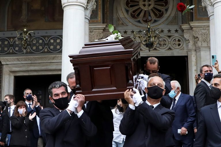 جنازة حاشدة لنصير الفلسطينيين الموسيقار اليوناني ثيودوراكيس