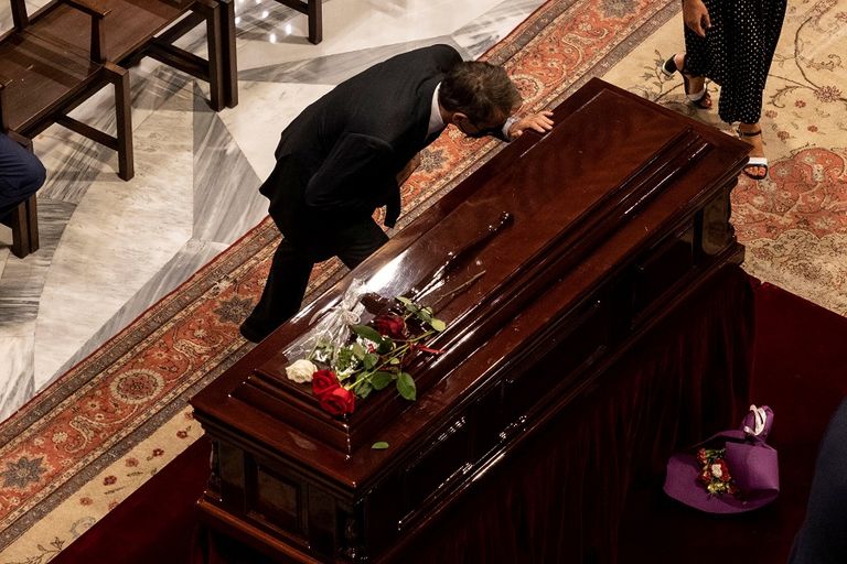 جنازة حاشدة لنصير الفلسطينيين الموسيقار اليوناني ثيودوراكيس