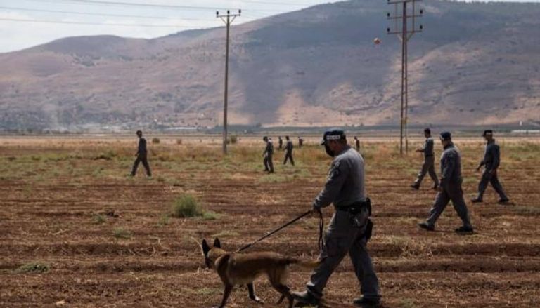 عناصر من الشرطة الإسرائيلية تبحث عن الأسرى الفلسطينيين