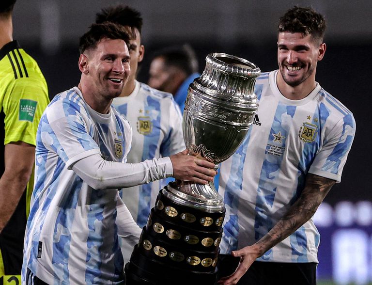 احتفال ليونيل ميسي بكأس كوبا أمريكا