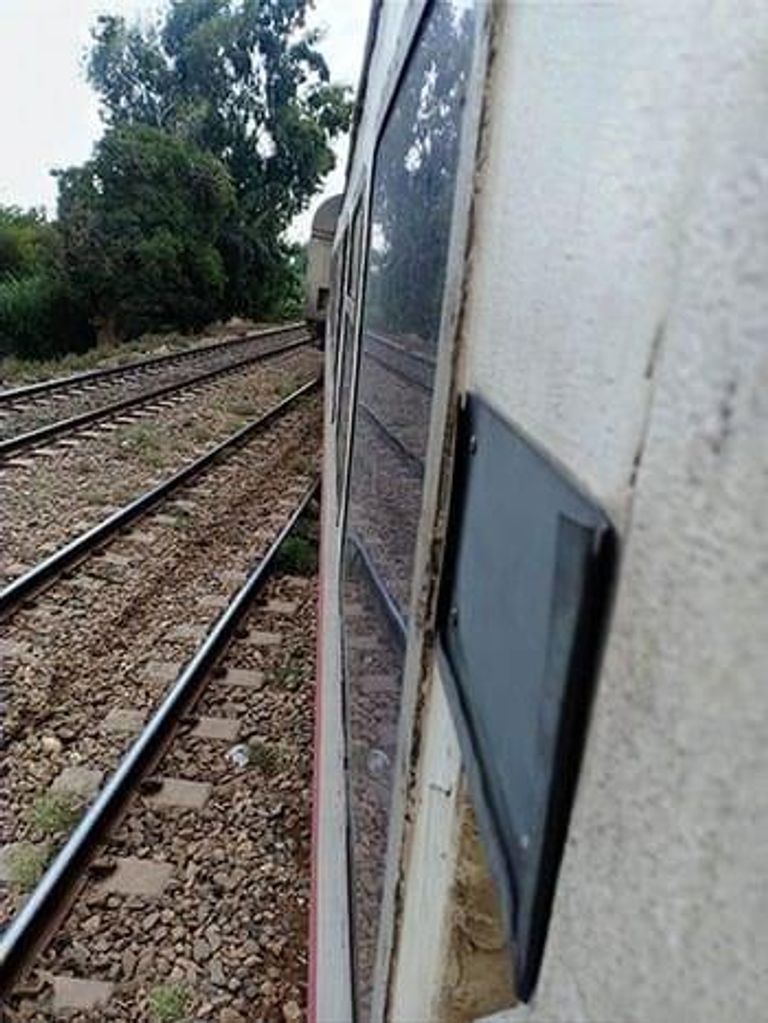 قطار يخرج عن القضبان في مصر
