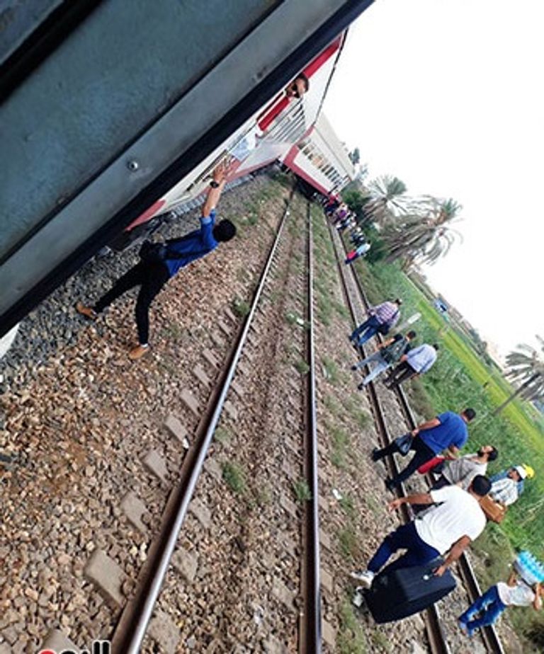 قطار يخرج عن القضبان في مصر