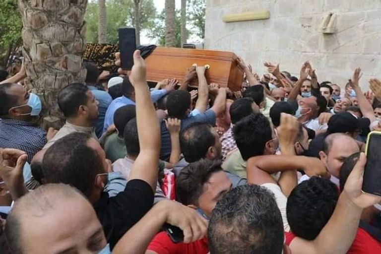 الآلاف يشيعون جثمان رجل الأعمال محمود العربي