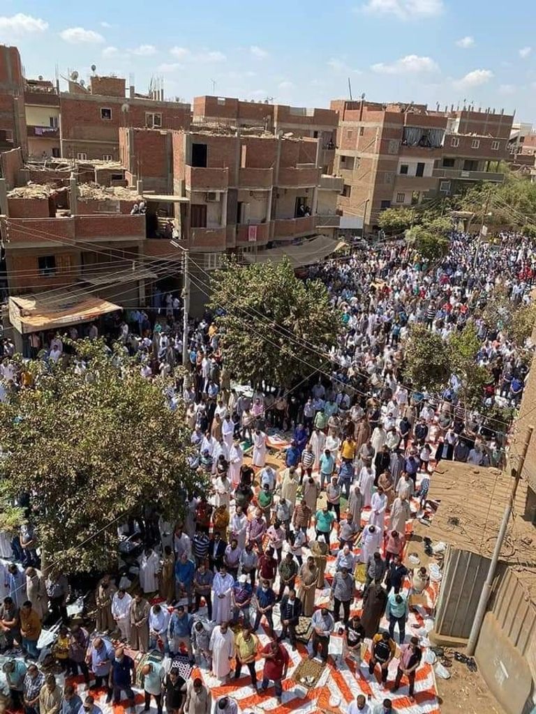 الآلاف يشيعون جثمان رجل الأعمال محمود العربي