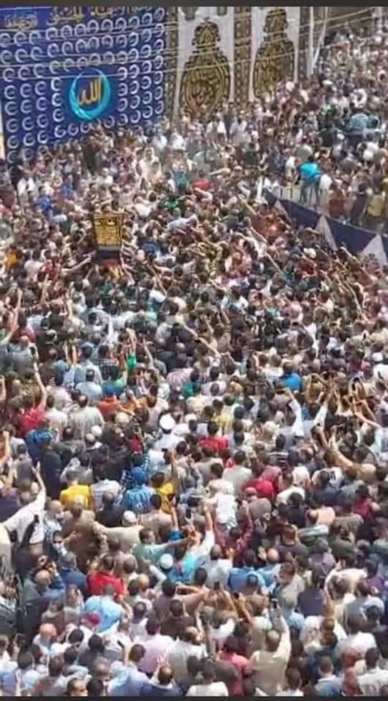 الآلاف يشيعون جثمان رجل الأعمال محمود العربي