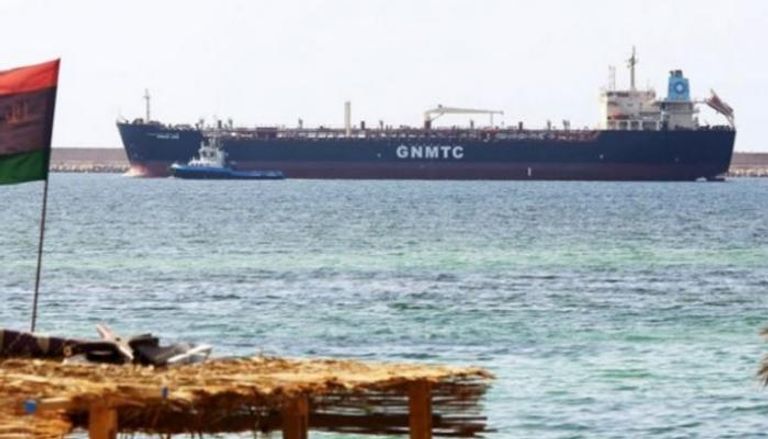 سفينة نفطية في ميناء ليبي