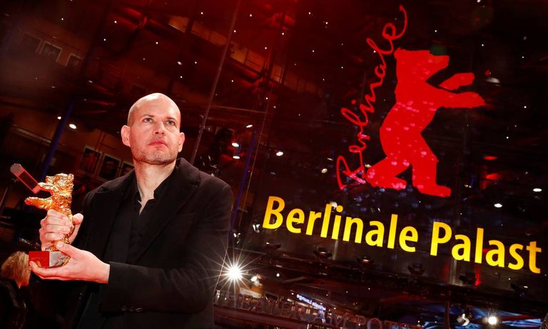 المخرج الإسرائيلي ناداف لابيد مع جائزة الدب الذهبي المخرج الإسرائيلي ناداف لابيد مع جائزة الدب الذهبي