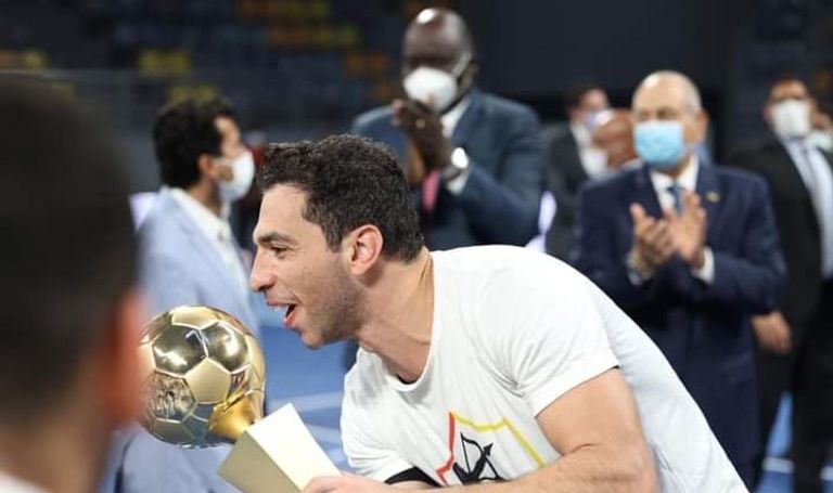 رقصة أحمد الأحمر التي يقلد فيها شيكابالا بعد التتويج بالسوبر الأفريقي لكرة اليد