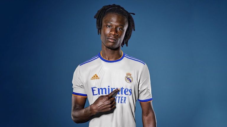 كامافينجا لاعب ريال مدريد الجديد كريستيانو رونالدو بقميص مانشستر يونايتد