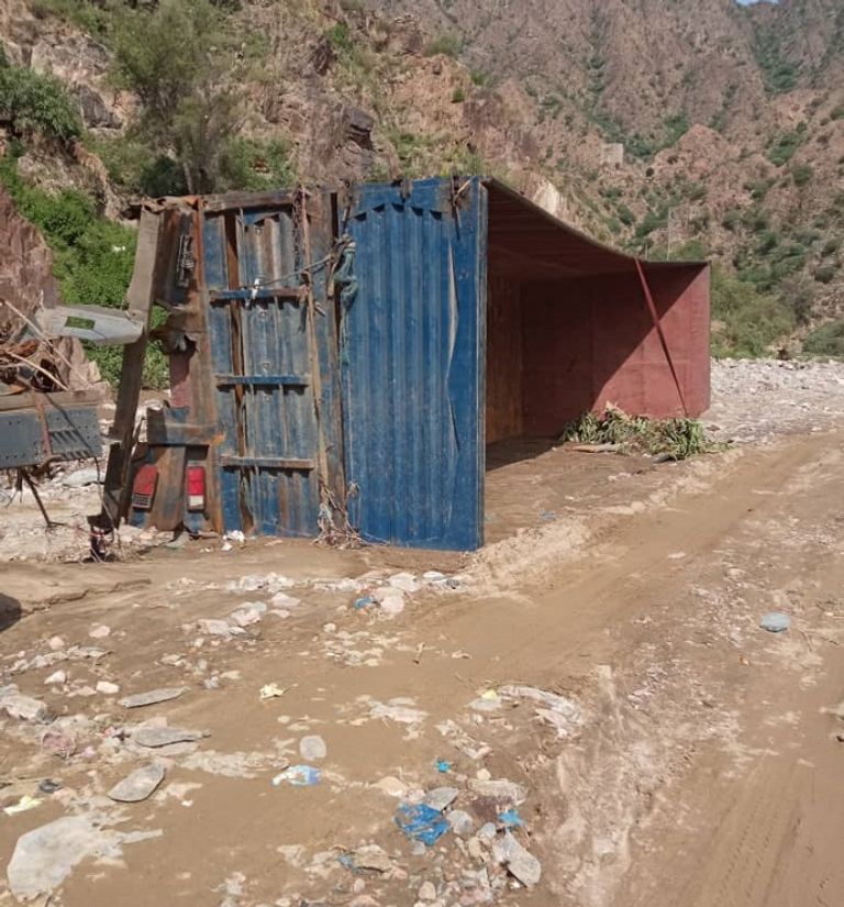 جانب من السيول المتدفقة