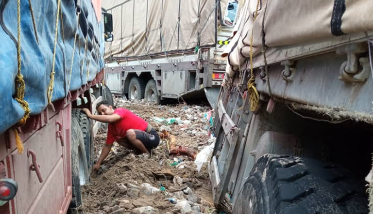 جانب من السيول المتدفقة