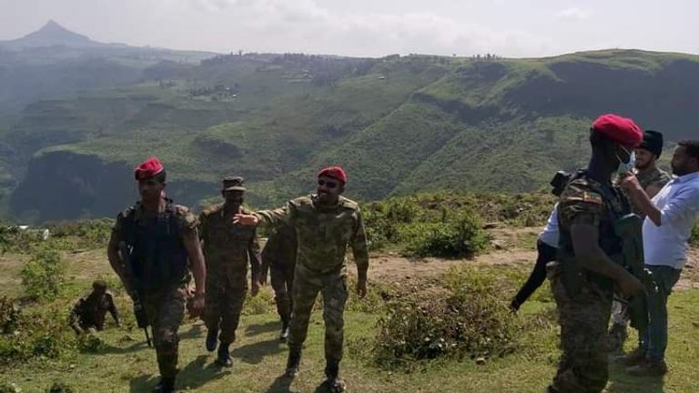 آبي أحمد في زيارة ميدانية لقوات الجيش