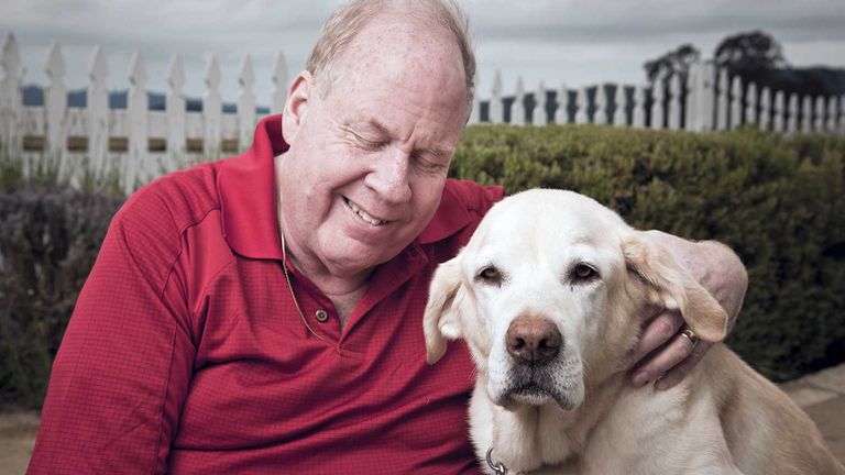 الكلبة روزيل مع مالكها مايكل هينجسون