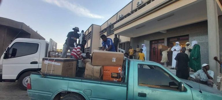 شحنة تجهيزات المدرسة المتوقفة