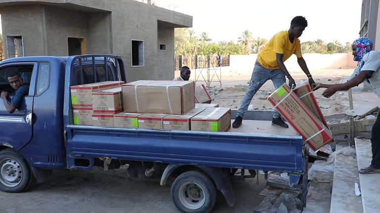 شحنة تجهيزات المدرسة المتوقفة