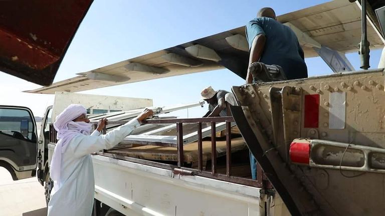 شحنة تجهيزات المدرسة المتوقفة