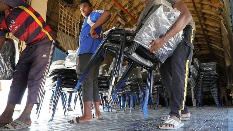 شحنة تجهيزات المدرسة المتوقفة