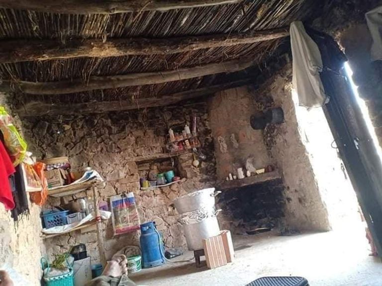 شباب جزائريون تطوعو لبناء منزل جميل لعائلة فقيرة شباب جزائريون تطوعوا لبناء منزل جميل لعائلة فقيرة