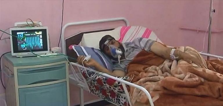 جزائري مصاب بكورونا في المستشفى مركز تطعيم ضد فيروس كورونا في الجزائر