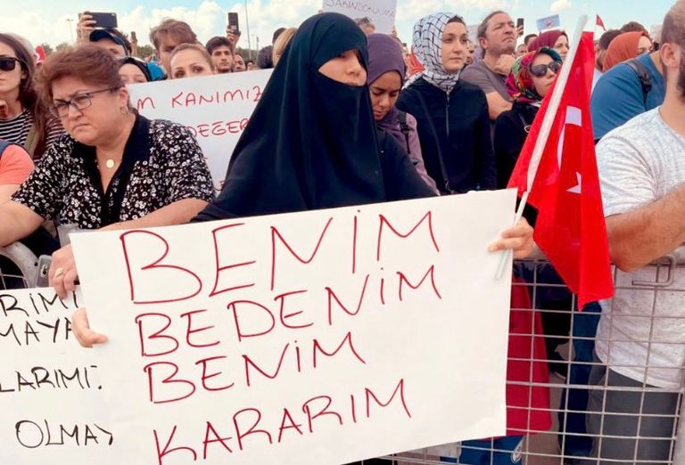 جانب من الاحتجاجات الحاشدة في تركيا ضد قواعد لقاحات كورونا