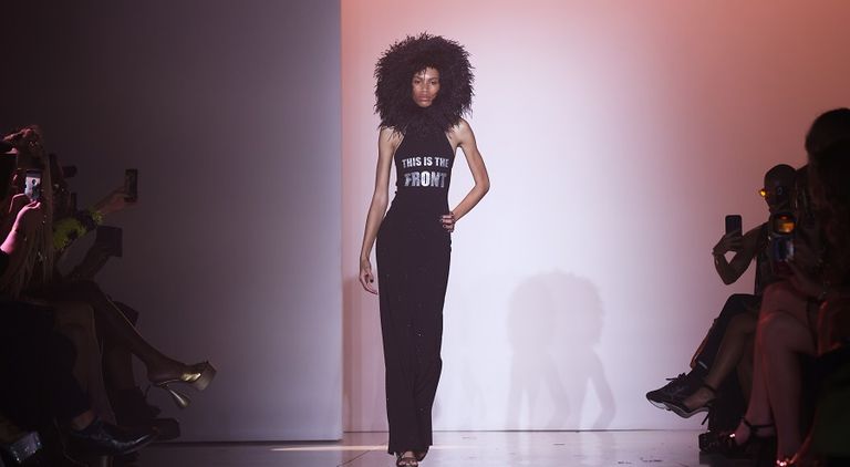أحد الموديلات التي عرضها كريستيان كوان في أسبوع الموضة بنيويورك