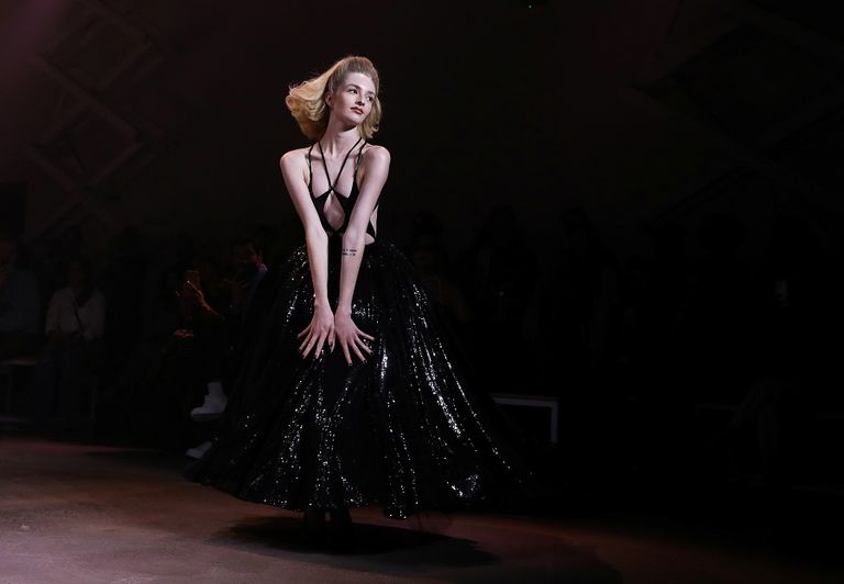 أحد الموديلات التي عرضها كريستيان كوان في أسبوع الموضة بنيويورك