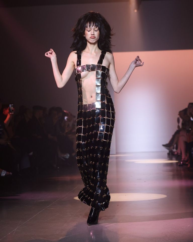 أحد الموديلات التي عرضها كريستيان كوان في أسبوع الموضة بنيويورك