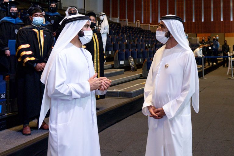 الشيخ محمد بن راشد آل مكتوم خلال حفل تخرج طلاب الماجستير
