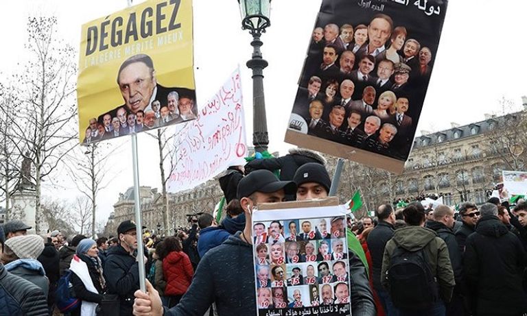 لافتات بمظاهرة مطالبة برحيل ومحاسبة رموز النظام السابق بالجزائر - أرشيفية