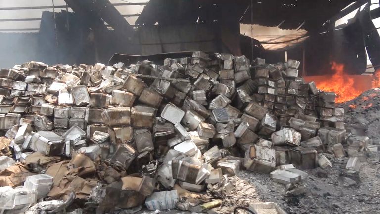 آثار الهجوم الحوثي على مستودعات أغذية ومساعدات في ميناء المخا