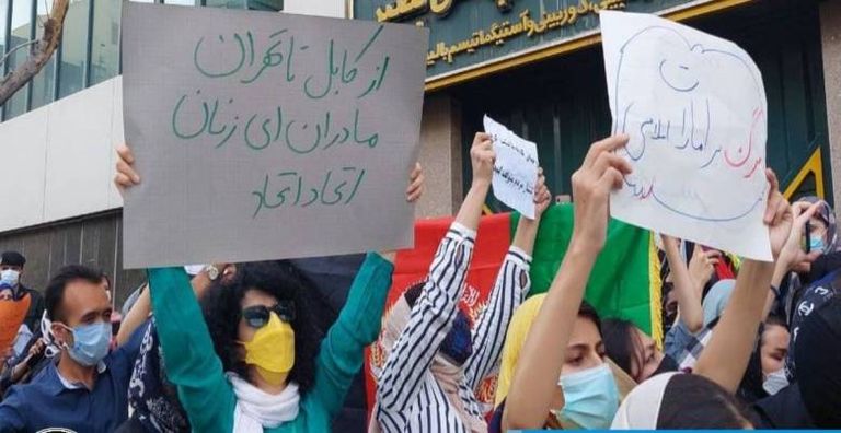 احتجاج أمام السفارة الباكستانية في طهران الناشطة الحقوقية الإيرانية البارزة نرجس محمدي