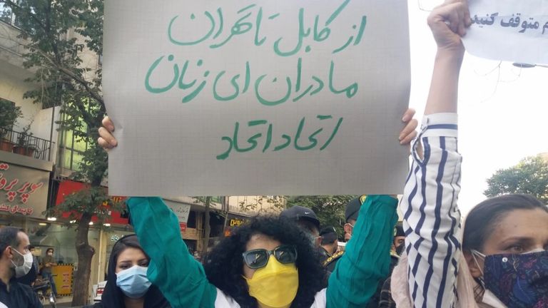 احتجاج أمام السفارة الباكستانية في طهران 2 الناشطة الحقوقية الإيرانية البارزة نرجس محمدي