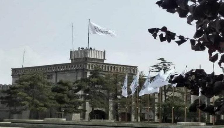 علم الحركة فوق القصر الرئاسي بالعاصمة الأفغانية 