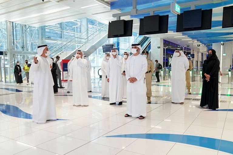 الشيخ منصور بن محمد بن راشد آل مكتوم، يزور غرفة العمليات والتحكم بإكسبو 2020 دبي